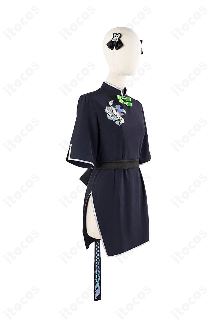 春原シュン（幼女）コスプレ衣装の右側面。ワンピースの落ち感とリボンの見え方を収めたカット。