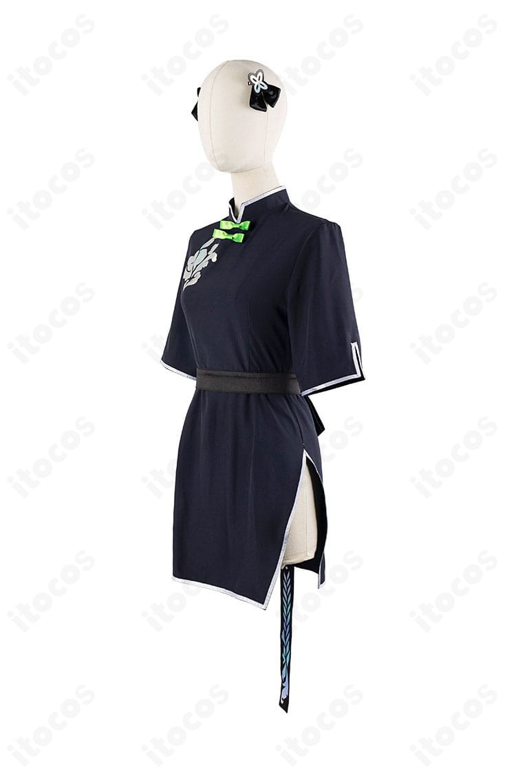 春原シュン（幼女）コスプレ衣装を左側から。袖やサイドラインの形状を確認できる角度。