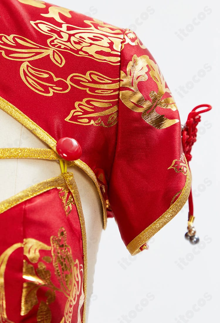 春麗コスプレ衣装 左肩装飾のクローズアップ。左右のデザインバランスと装飾の形状を表示。