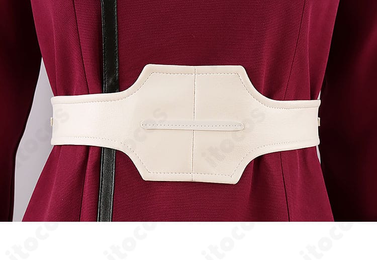 腰部ベルトのクローズアップ。バックル形状と質感、ウエストのフィット感を再現した意匠。