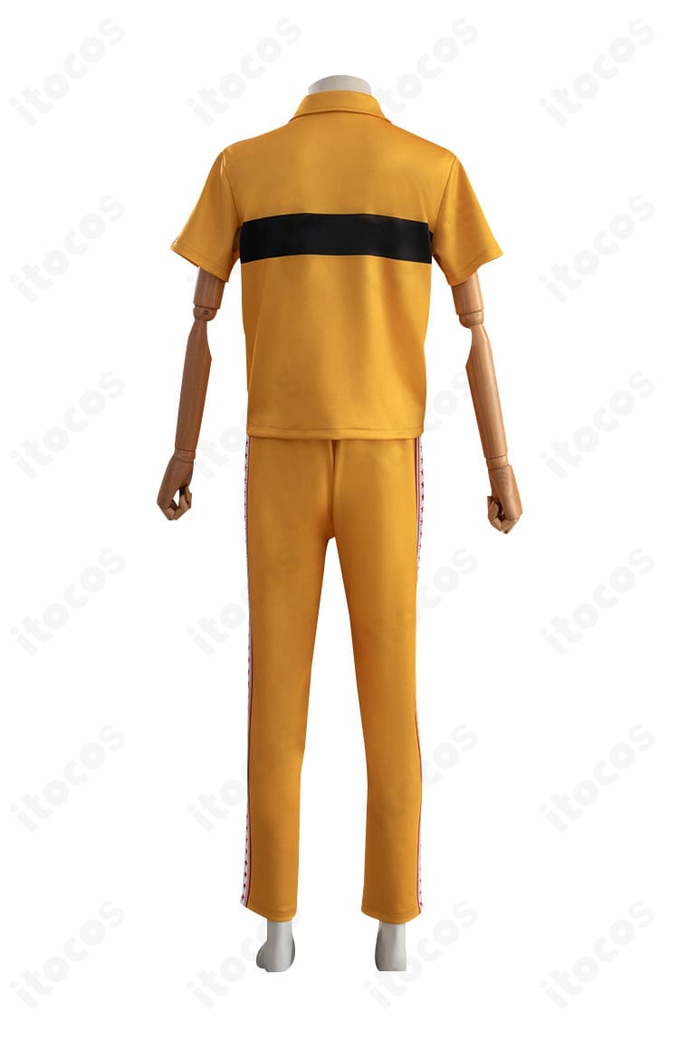 半袖トップスの背面。背面ロゴとヨーク部分のデザイン詳細