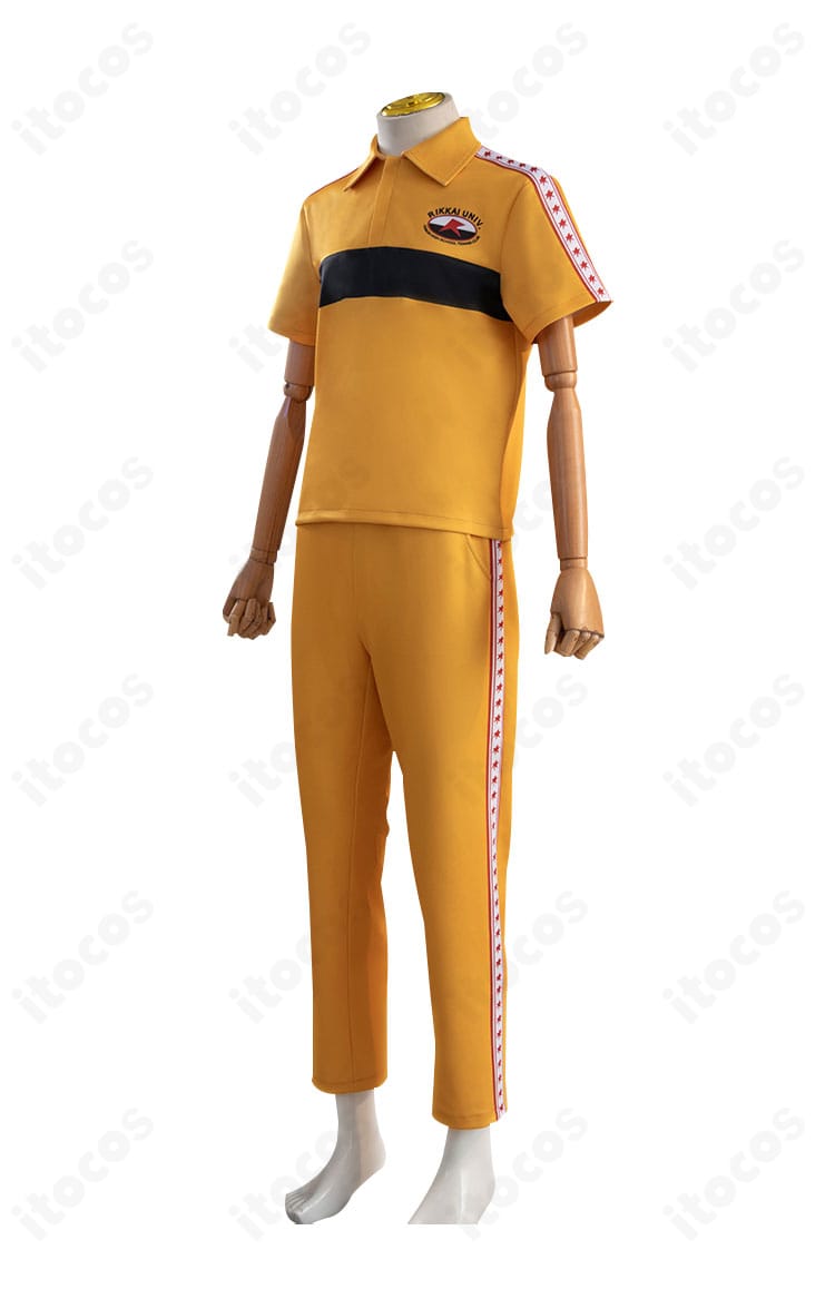 半袖トップスの側面。袖口のラインとシルエットの確認用