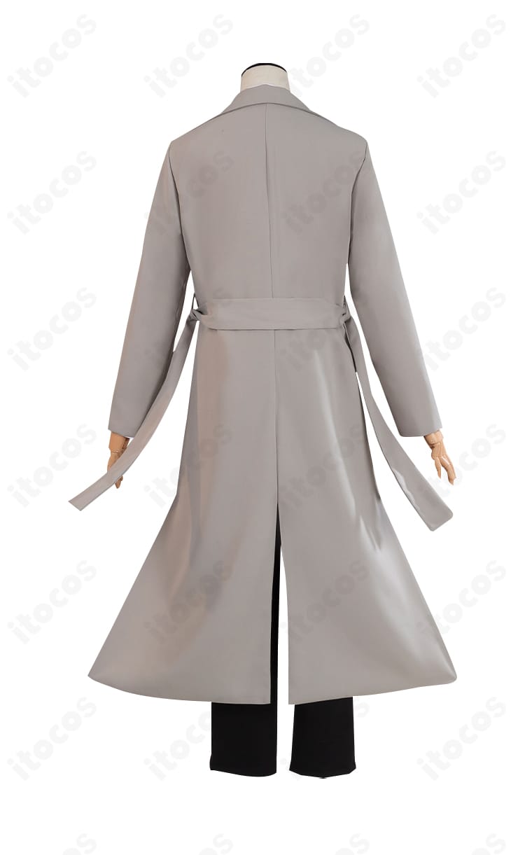 太宰治コスプレ衣装の背面。コートの背中の切り替えと裾の広がり、シルエットを俯瞰。