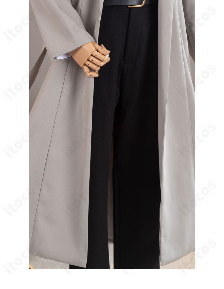 太宰治コスプレ衣装のズボンディテール。生地の伸びとシルエット、履き心地を示す近接画像。