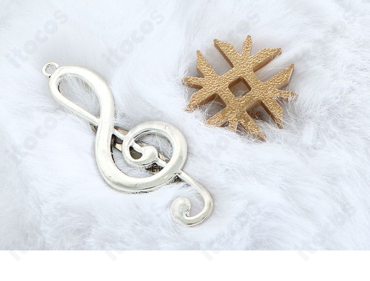 ネリッサ・レイヴンクロフト正月衣装の胸飾り詳細。中央パーツの形状と留め位置の見本。