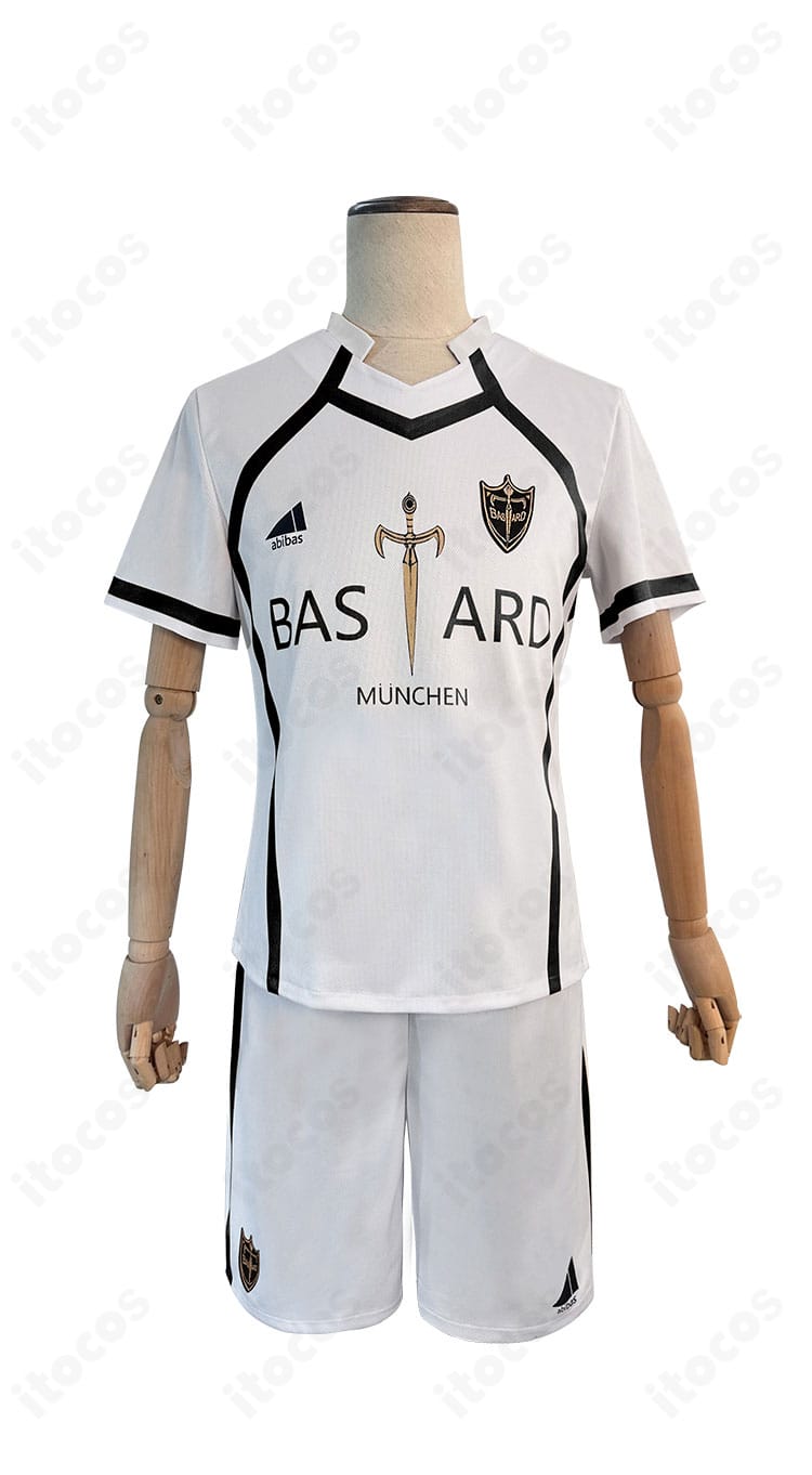 ブルーロック ミヒャエル・カイザーのコスプレ用ユニフォーム正面。配色とラインを忠実再現したトップスと半ズボンの全体像。