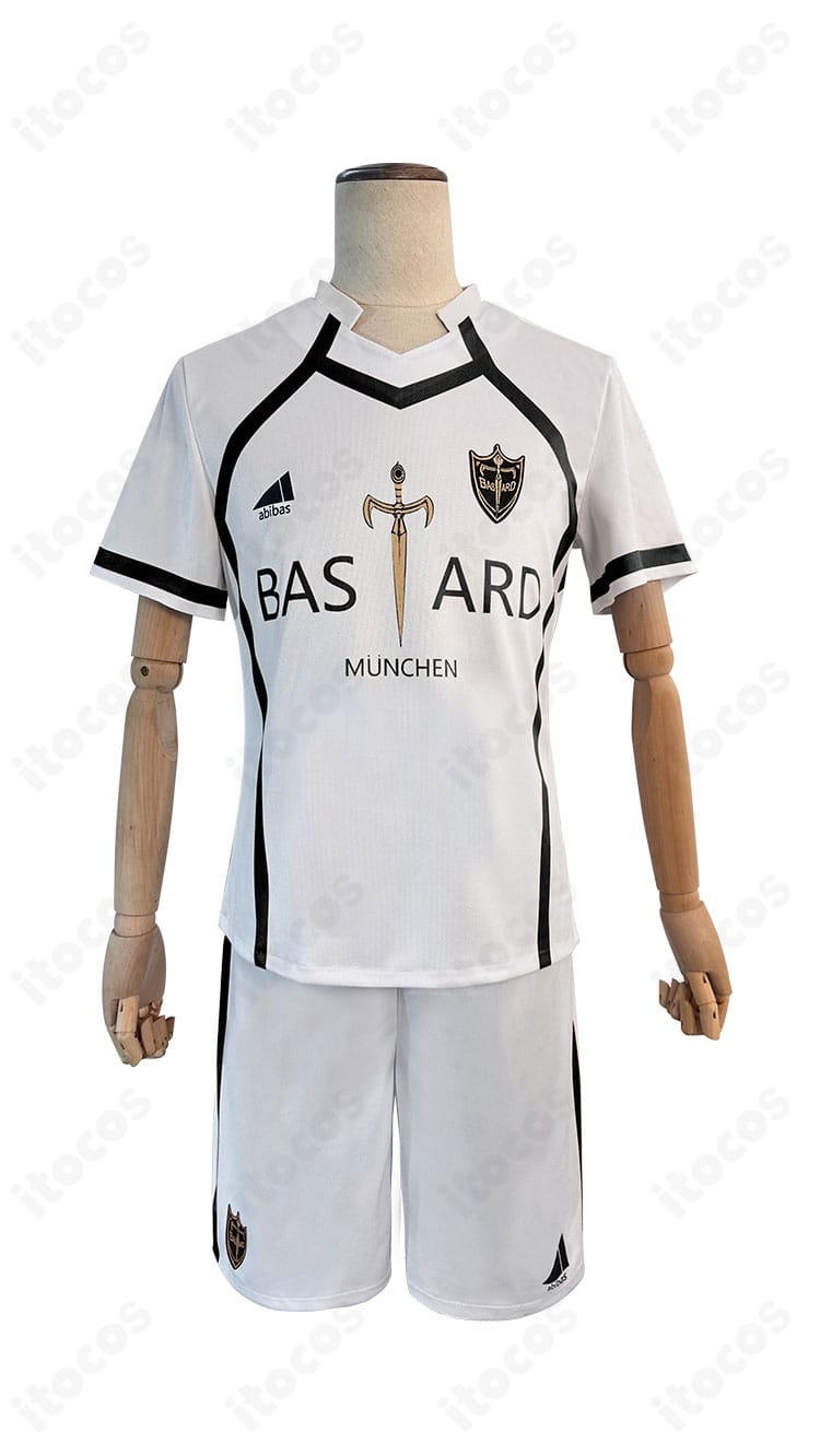 アレクシス・ネスのユニフォーム風コスプレ衣装 正面全体。ブルーロックの配色を再現したトップスと半ズボンの2点セット。