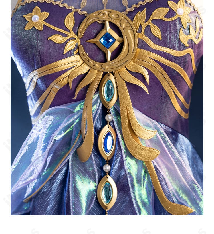 前胸ディテールのアップ。胸飾りと装飾モチーフの精密な仕上がり。