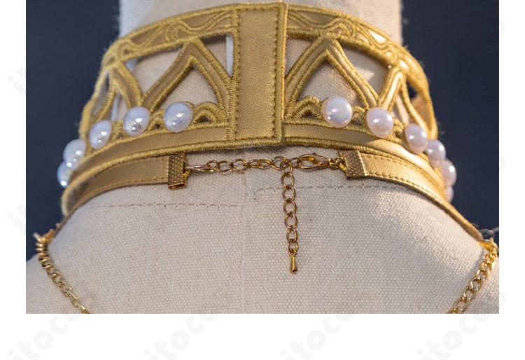 首飾りのクローズアップ。豪華な装飾で神女の雰囲気を高めるネックパーツ。