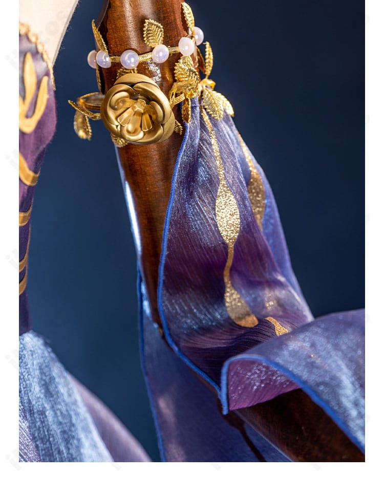 袖装飾のクローズアップ。装飾ラインと素材の光沢が美しい仕様。