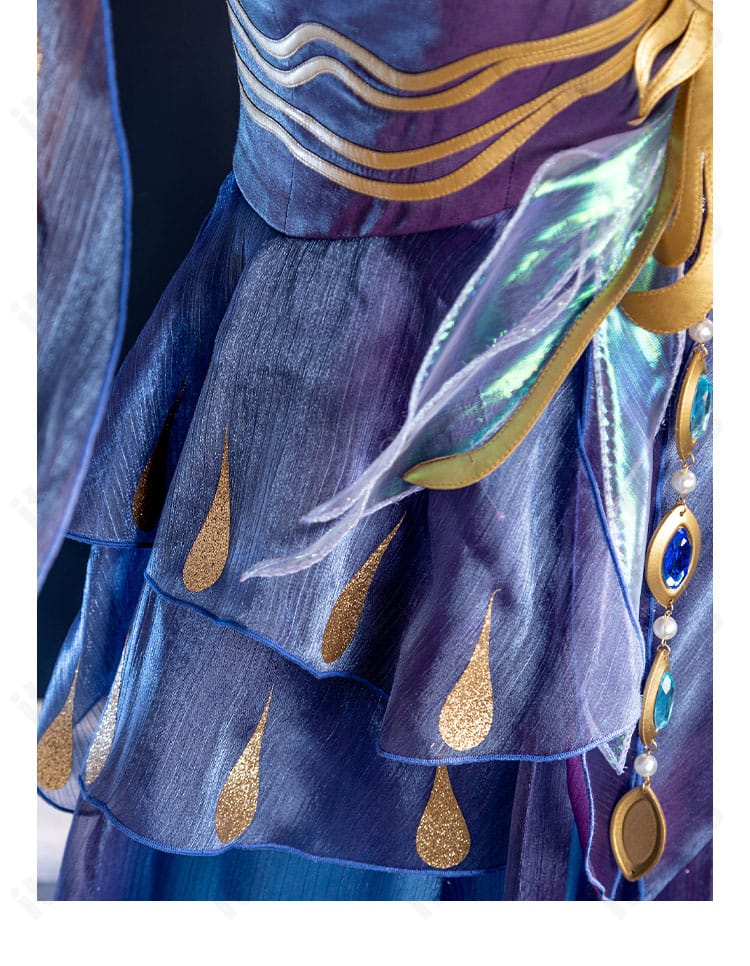 衣襟装飾のディテール。縁取りとモチーフのコントラストが映える仕立て。