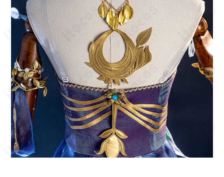 背面装飾のアップ。背飾りの造形と取り付け位置のバランスを確認可能。