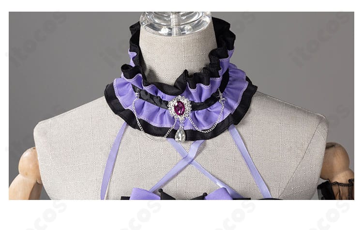 襟元装飾と縁取りの精緻さを示すクローズアップ