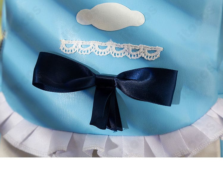 バックパック装飾のアップ。金具と縫製がわかる質感重視のディテール。