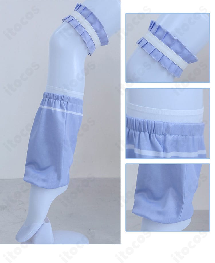 足元ディテール。レッグカバーとソックスのコーデで全身の統一感を演出。