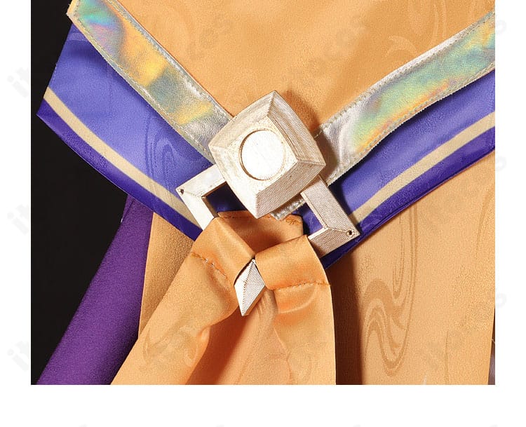 披肩背面のディテール。背中側の装飾ラインと質感を明瞭に撮影。