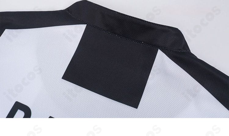 馬狼照英 コスプレ衣装 背面ディテールのクローズアップ。背面のライン配置と生地の質感を確認。