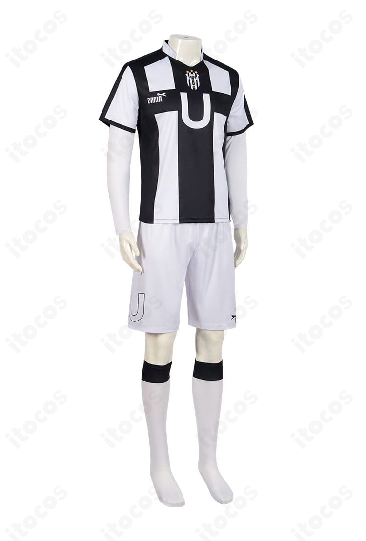 馬狼照英 コスプレ衣装の左側面。身頃のライン取りとパンツのシルエットを確認できる角度の画像。