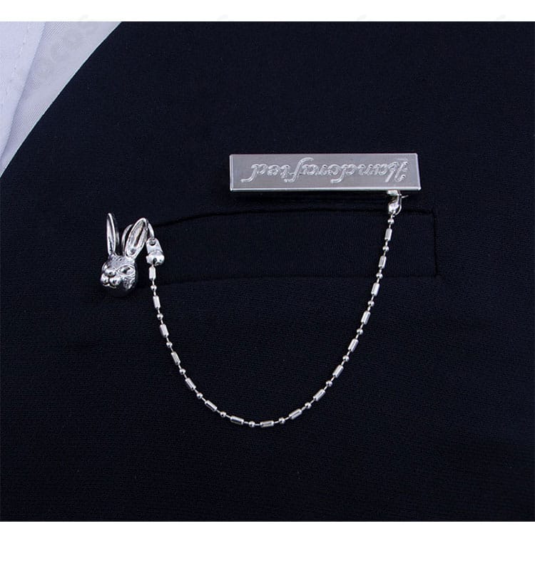 前胸装飾のクローズアップ。パイピングや装飾パーツの配置、縫製の丁寧さが分かるディテール写真。