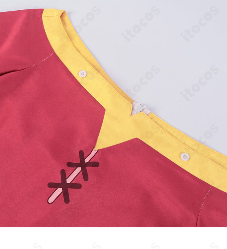 襟元の刺繍と飾りのクローズアップ。細密なステッチワークを強調。