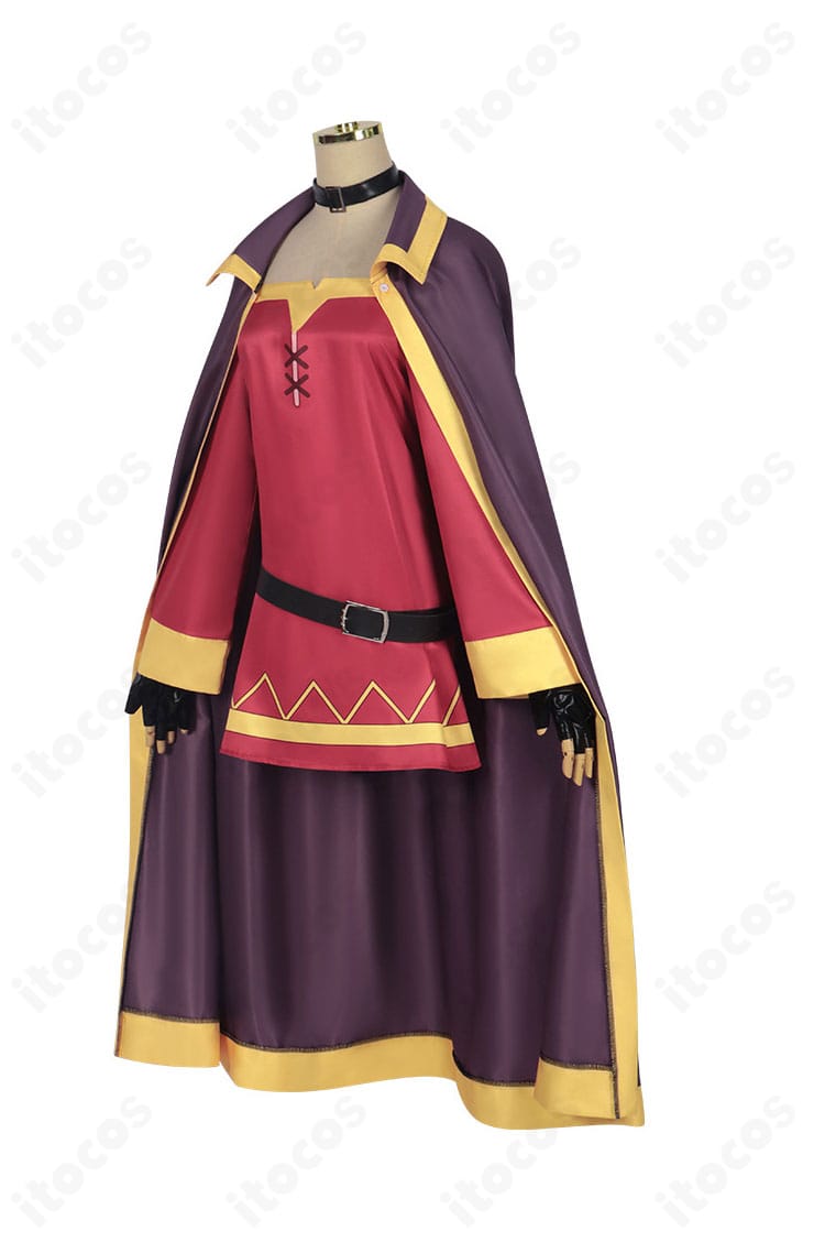 めぐみん衣装の側面。マントの落ち感とワンピースのAラインが分かるサイドシルエット。