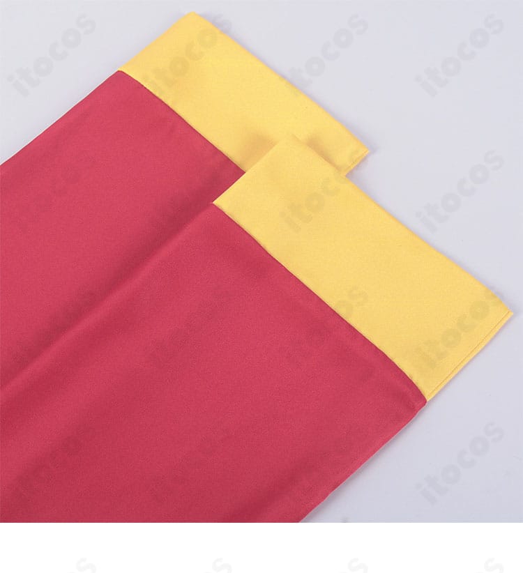 袖口装飾の拡大。カラーリングと刺繍の整合性、快適な当て布仕様を表示。