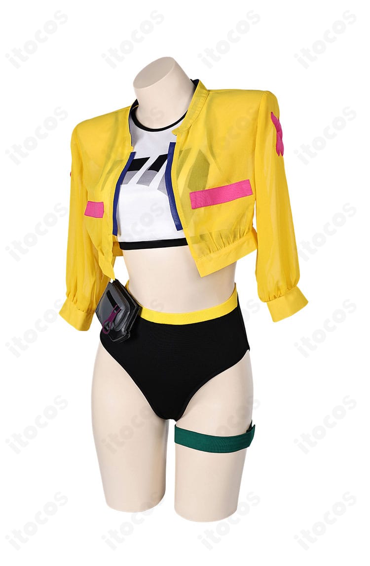 VALORANT キルジョイ標準衣装の側面画像。コートのラインとパンツのシルエット、小物の収まりを確認できる。