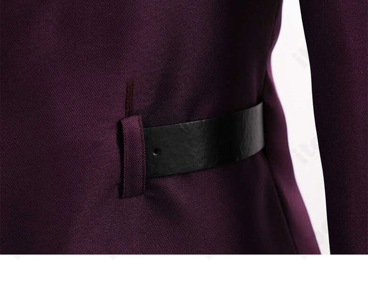 コスプレ衣装の腰回りディテール。ベルト位置とコートのフィット感、切り替えの美しさを表現。