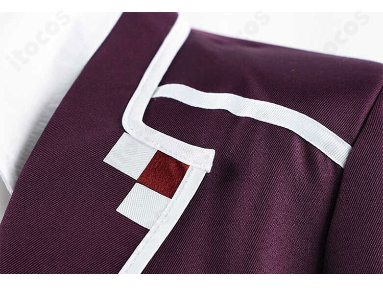 コスプレ衣装の肩部ディテール。エッジの効いた肩ラインと装飾の仕上げをクローズアップ。