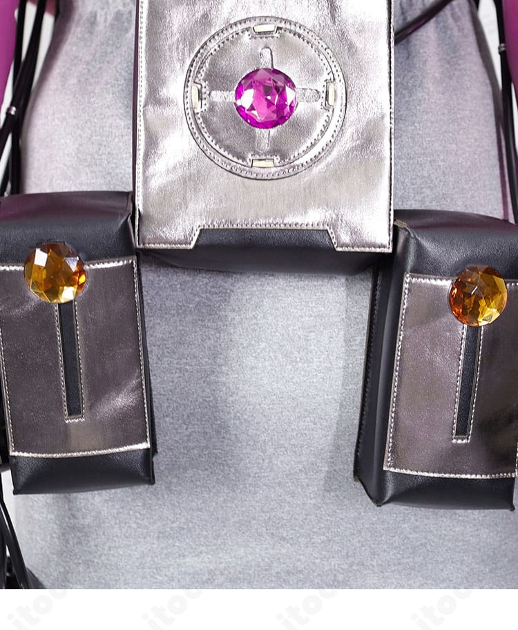 腰周りの装飾。腰飾りとポーチ、ベルトの金具配置が分かるクローズアップ。