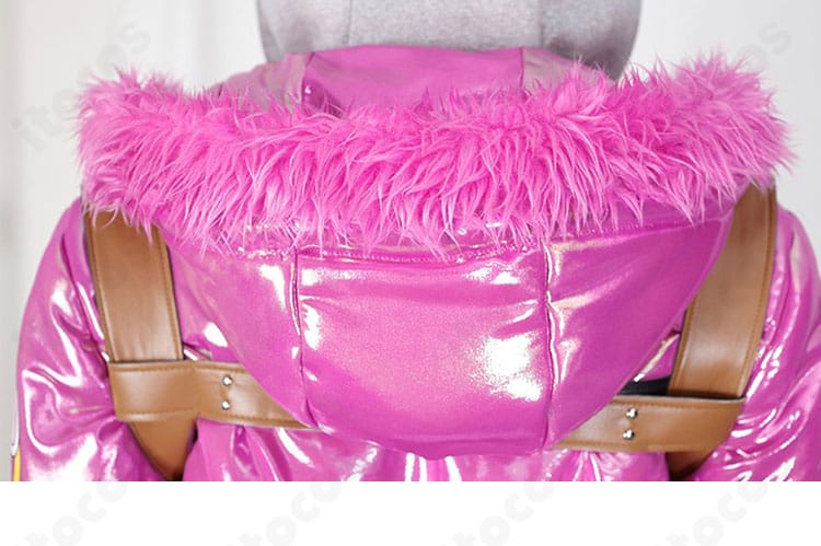 フード（衣帽）の装飾ディテール。モーグリを想起させる耳飾りと縁取りが強調されたアップ。