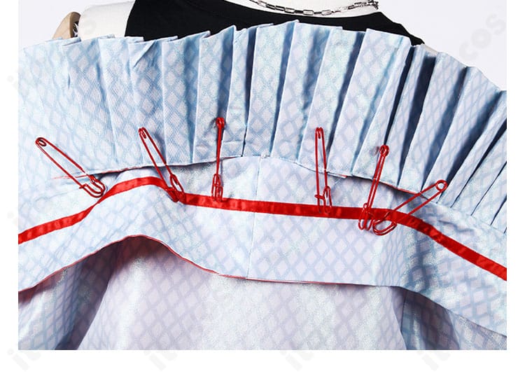 ビアンカ衣装の背面装飾ディテール。ヨーク周りの装飾とライン取りを捉えた画像