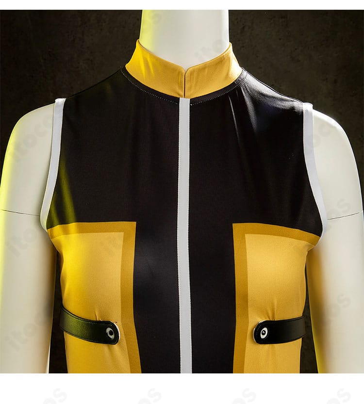 錫切夢子コスプレ衣装の上衣装飾のクローズアップ。胸元周辺の刺繍風意匠と装飾パーツの質感