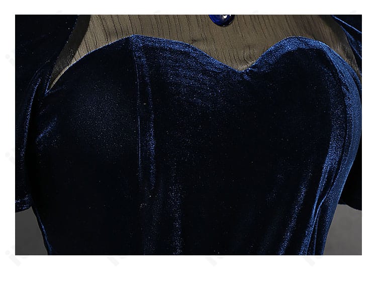 襟元のクローズアップ。ミジ（MIZI）衣装の襟装飾と縁取りステッチの質感を強調。