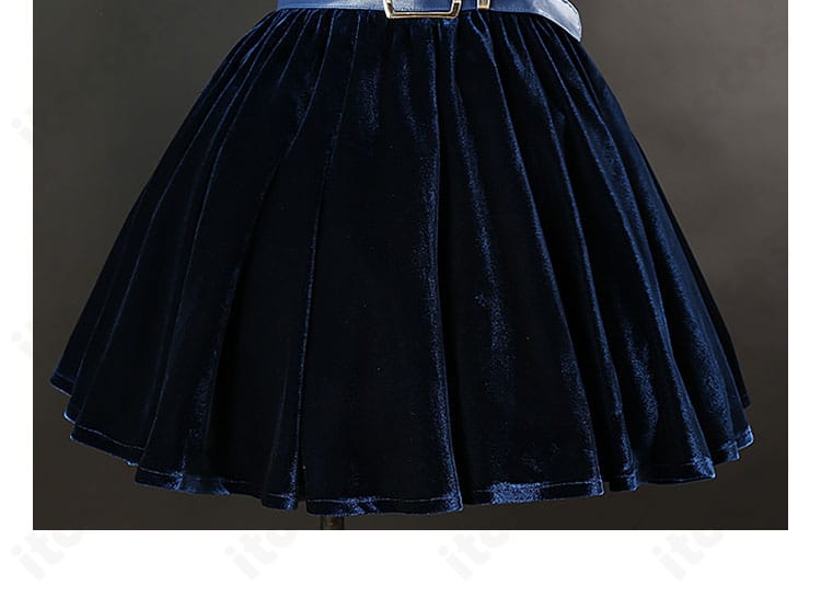 スカート部分の質感とドレープ感。動きに合わせたステージ映えをイメージできるカット。