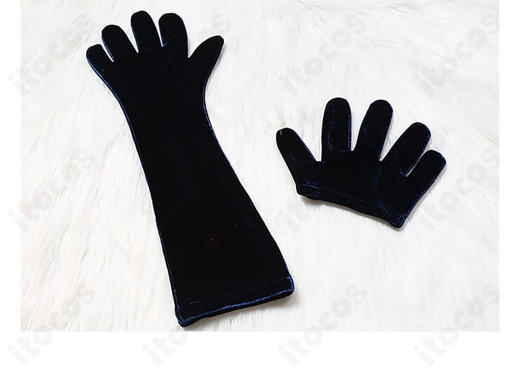 手袋のクローズアップ。装飾パーツと生地感、指先のフィット感を確認できます。