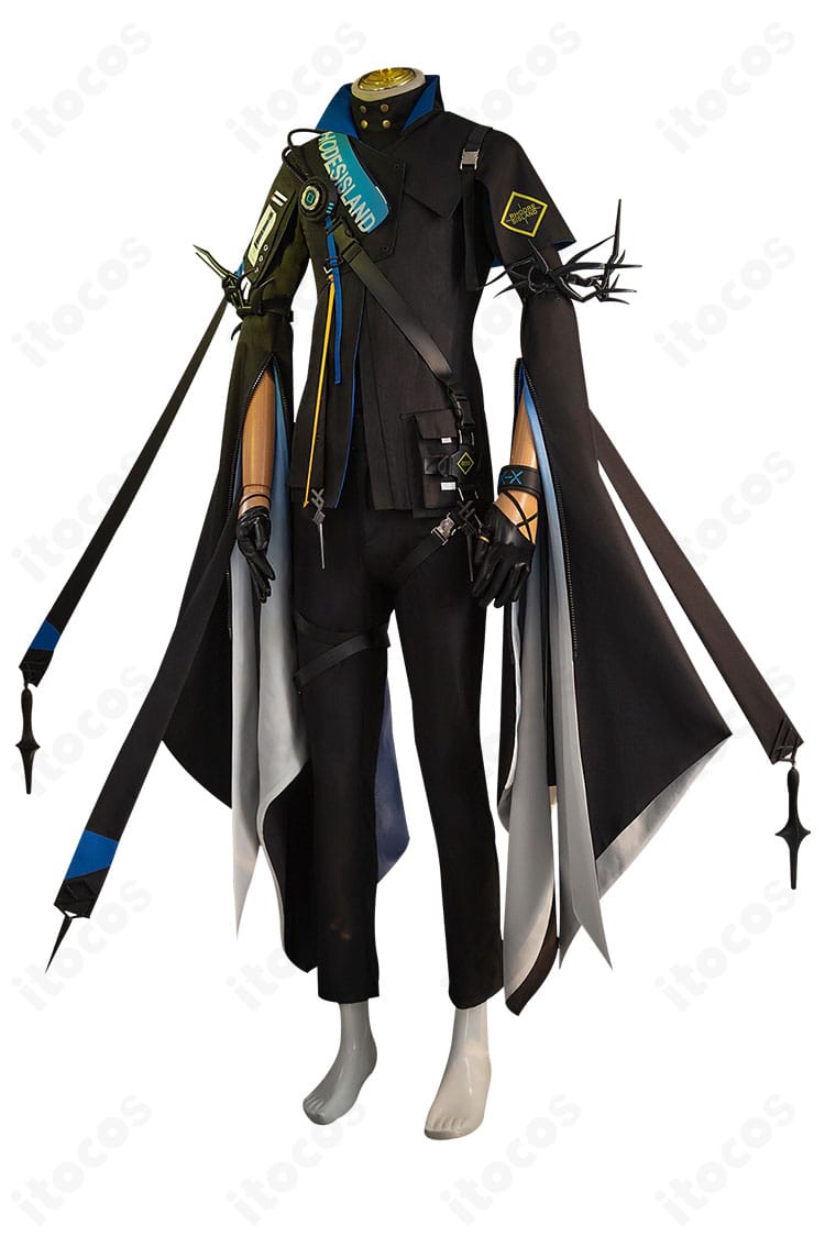 アークナイツ ロゴス コスプレ衣装のサイドビュー。コートの落ち感と脚線のバランス、シルエットの美しさが確認できる一枚。