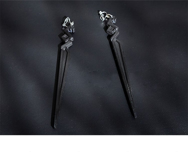 アークナイツ ロゴス 耳飾りディテール。エルフ耳と耳飾りの組み合わせ、顔周りの印象強化に寄与するデザイン。