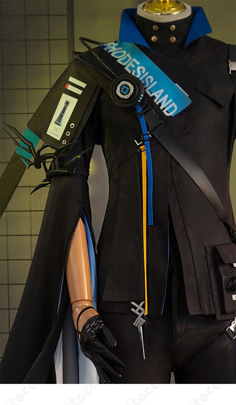 アークナイツ ロゴス 衣装の右腕周りディテール。手首飾りとチェーン配置、質感のコントラストが見える近接写真。