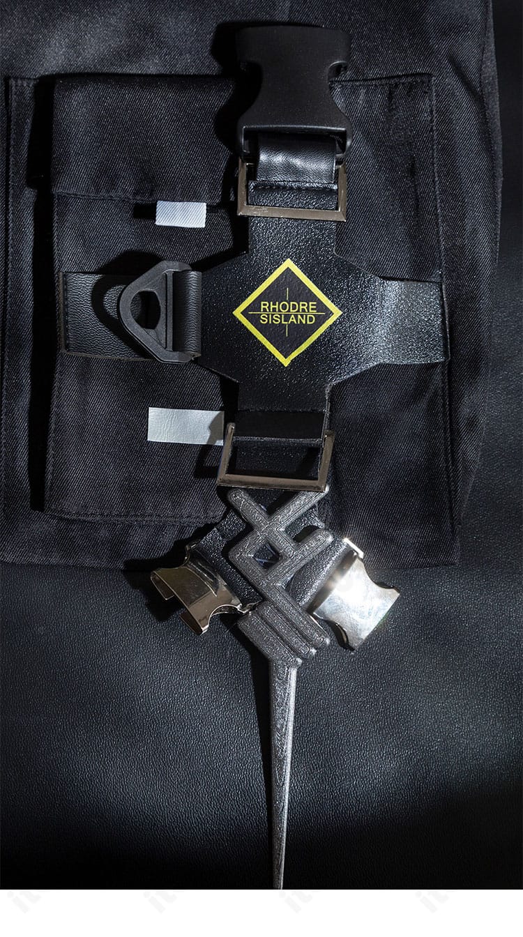 アークナイツ ロゴス 衣装のポケット周辺。フラップ形状とステッチの精度、利便性と見映えを両立したデザイン。