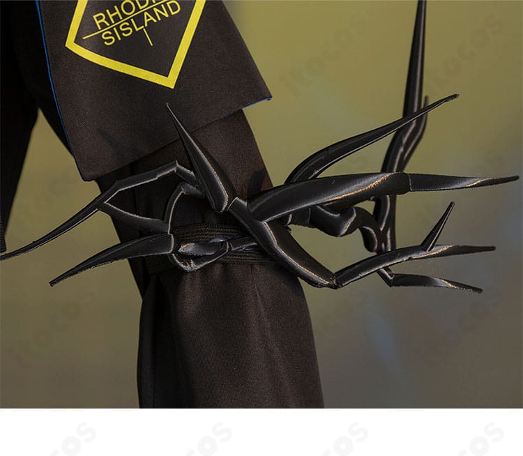 アークナイツ ロゴス 衣装の袖口ディテール。刺繍風意匠と縁取り、パーツ固定の丁寧な作りが分かるカット。