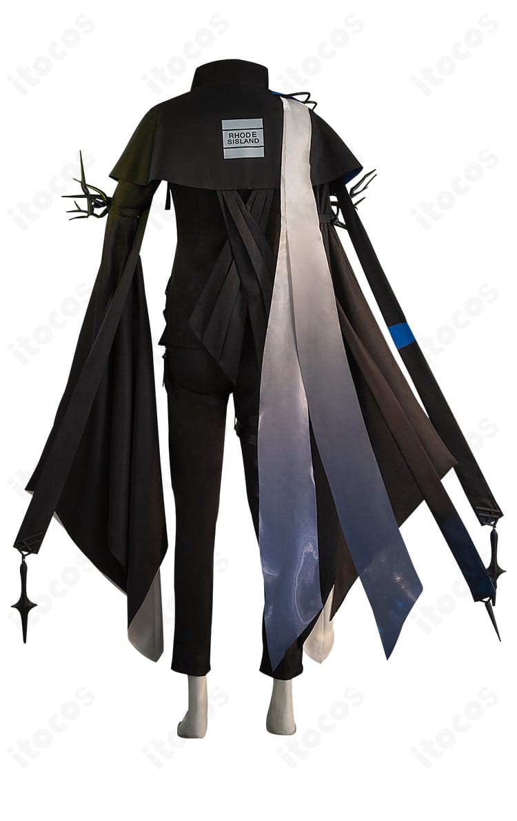 アークナイツ ロゴス コスプレ衣装の背面。背中から裾までのライン、ベルト位置、装飾の配置を忠実に再現。