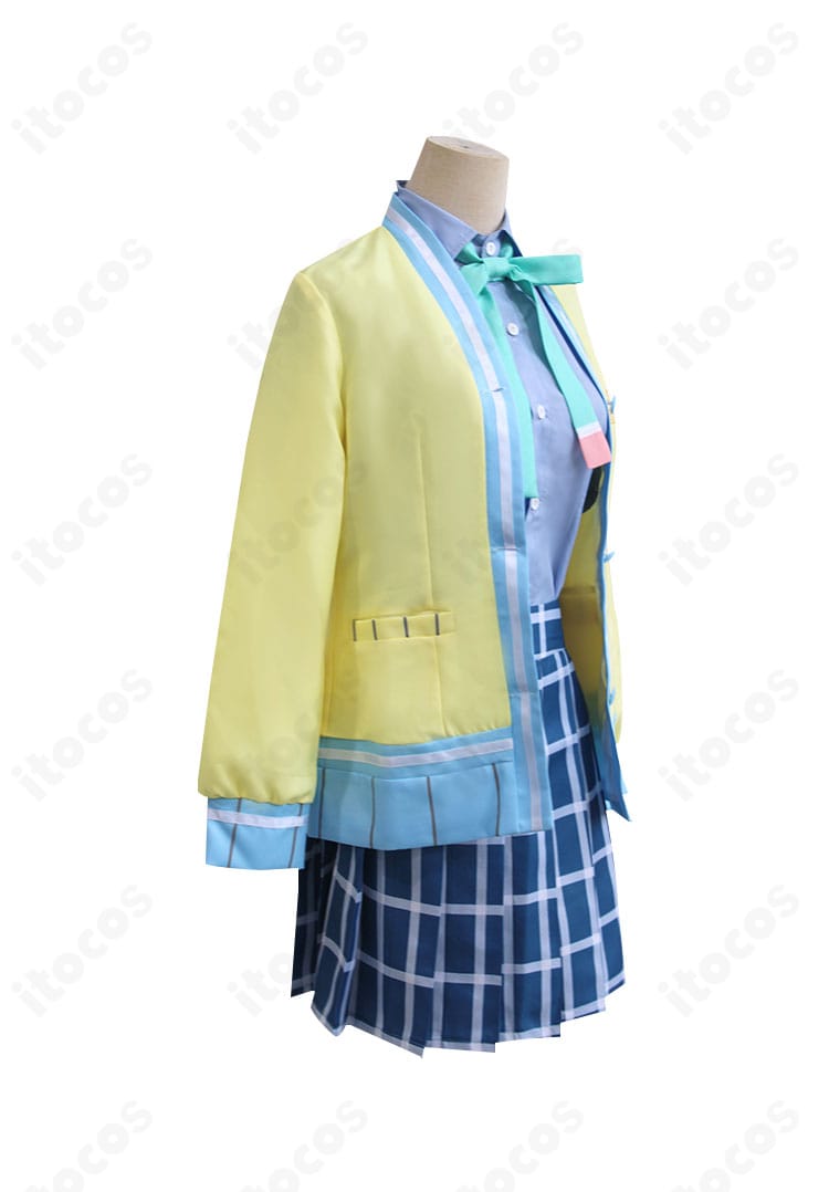 近江彼方コスプレ夏制服の側面。ウエストラインとプリーツスカートの落ち感、シルエットの美しさを確認できる角度。