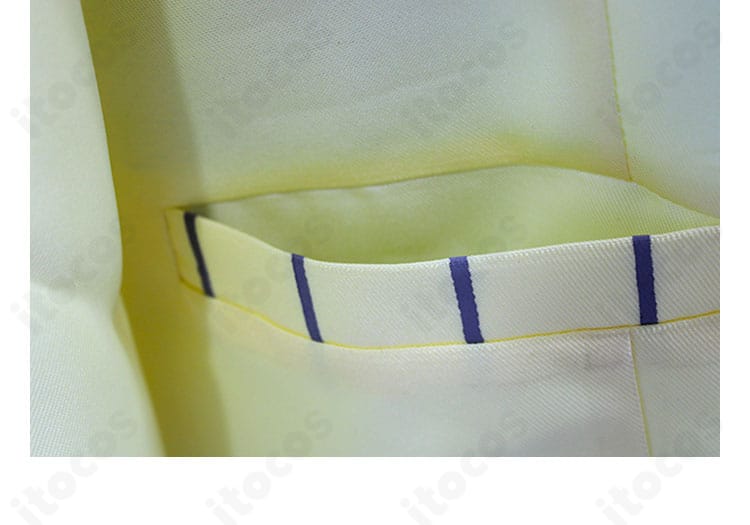 近江彼方コスプレのポケット装飾ディテール。フラップと刺繍の仕上がり、端処理の美しさを確認。