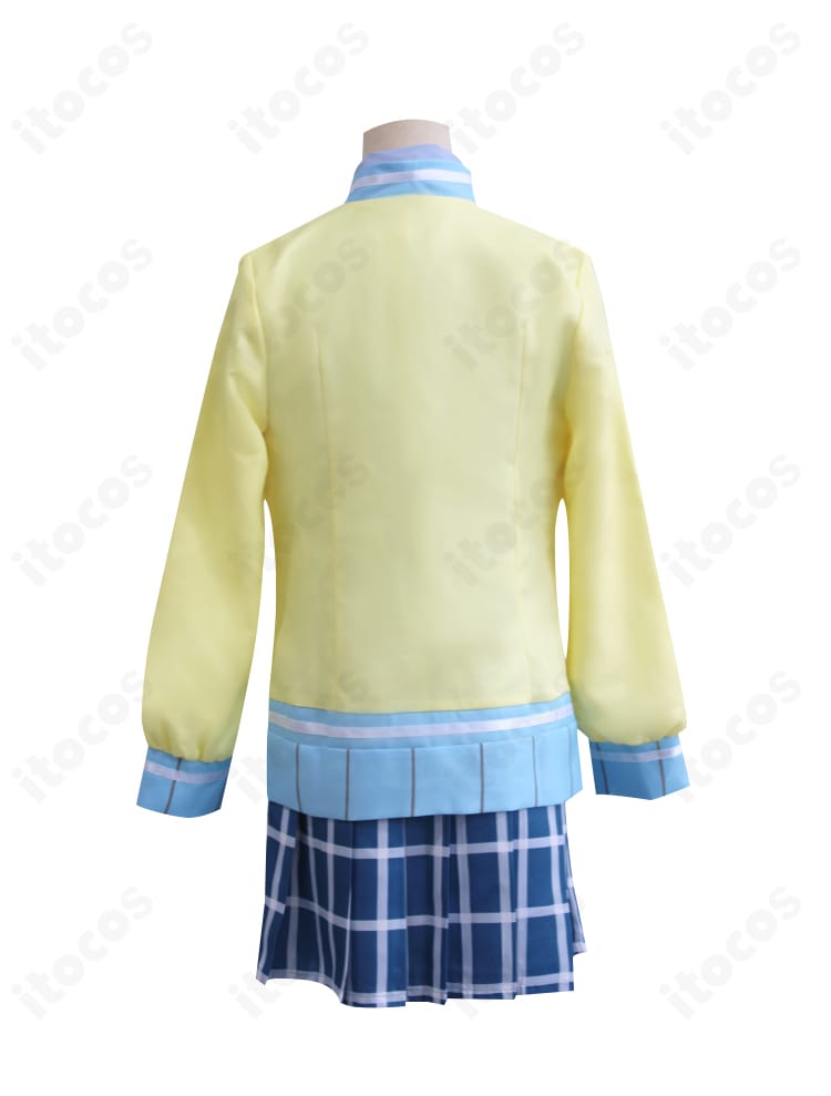 近江彼方コスプレ夏制服の背面。背中の装飾とパネルライン、裾の自然なドレープが見える後ろ姿。