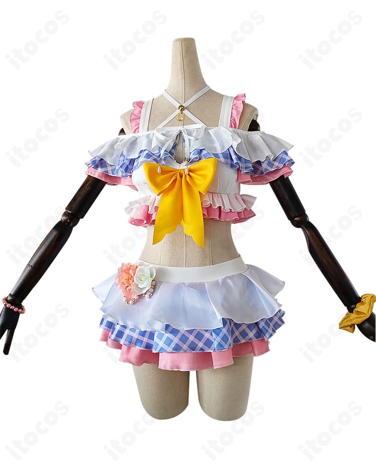 ラブライブ！南ことり 水着コスプレの正面全体像。高発色のトップスとスカートで明るい印象を再現。