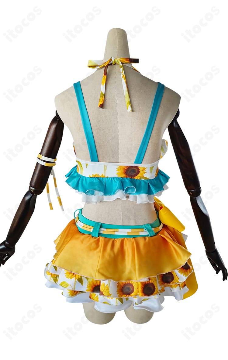 星空凛 コスプレ衣装の背面写真。背中から裾ラインまでのカッティングと装飾配置が分かる再現ディテール。