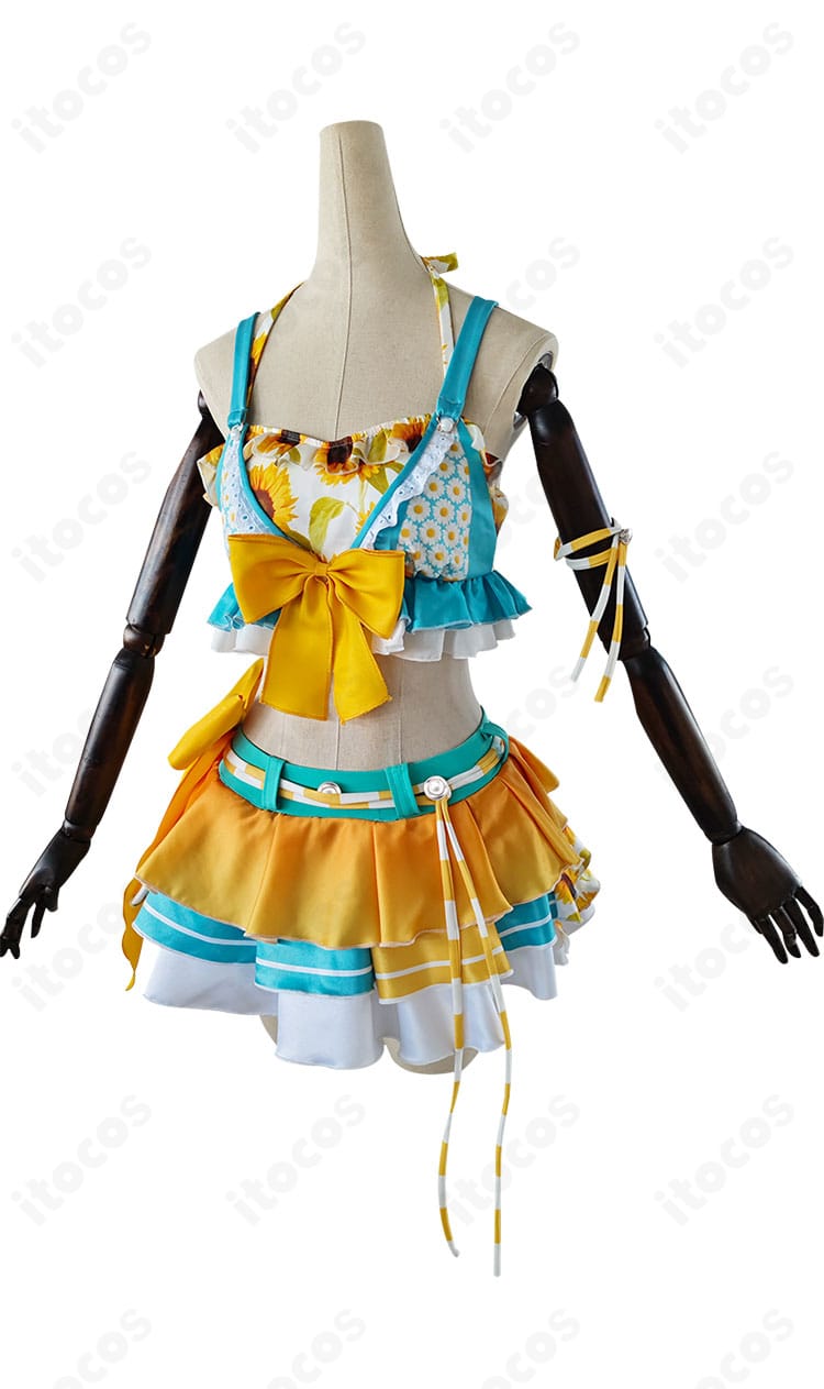 星空凛 コスプレ衣装の側面写真。スカートのフレア感や腕飾りの位置関係など、シルエットとディテールを確認できる。