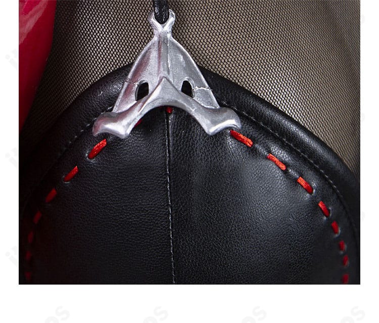 勝利の女神：NIKKE ボリューム 衣装の前胸ディテール。胸飾りと胸ベルトの重なりによる立体感を表現した画像。