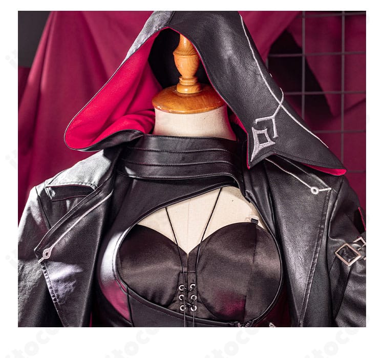 ゾーヤ 衣装の領口装飾アップ。特徴的なネックラインと装飾パーツの質感が分かる写真。